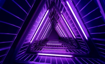 紫色和黑色金字塔壁纸
